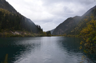 山间静谧湖泊美景