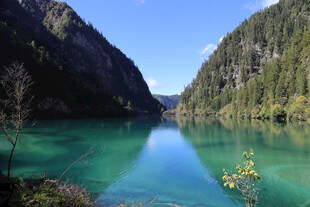 碧绿湖水映两岸青山
