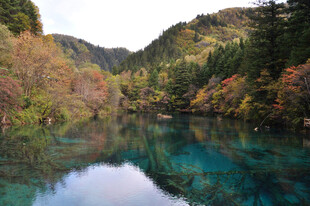秋日山间的幽蓝静谧湖泊