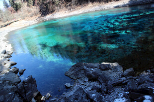 清澈蓝绿湖水与岸边岩石