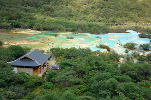 山间小屋旁的多彩湖泊景观