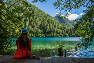 红衣女子静赏湖山美景