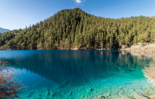 梦幻蓝湖青山环绕美景