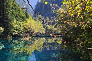 青山碧水间的静谧美景