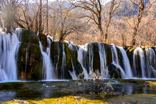 山间瀑布自然美景