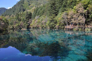 九寨沟清澈湖水美景