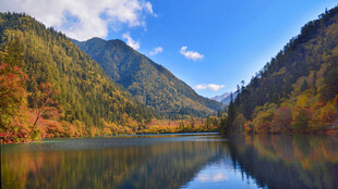 秋日山水湖景风光图