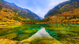 秋日山间清澈碧绿的湖水