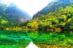 翠绿山水间的澄澈湖泊