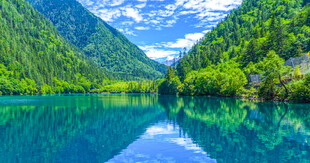 碧绿山水间的静谧湖泊