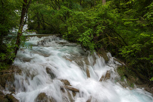 山间湍急溪流