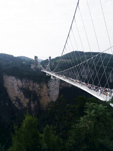 高山间的悬空玻璃吊桥