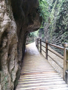山间木栈道穿行于岩壁间