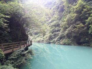 山间碧溪栈道美景