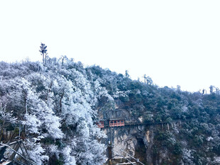 雪覆山峦中的古朴建筑