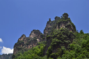 峻峭山峰覆绿意景色美