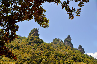 青山翠峰间的秀丽景致