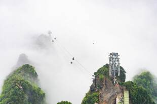 云雾缭绕的险峻山峰景观