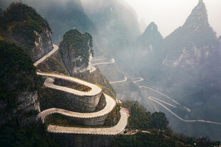山间蜿蜒公路壮美风光