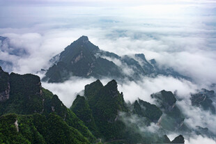 云雾缭绕的壮美山峦