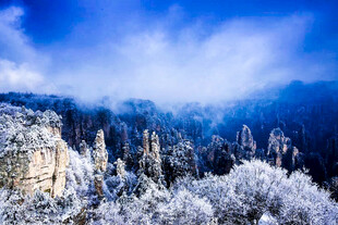 雪覆奇峰云雾缭绕美景