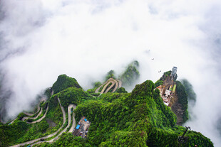 云雾缭绕中的翠绿山峦