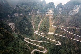 蜿蜒山路穿梭于青山之间