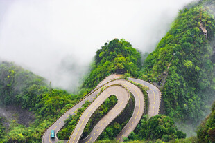 山间蜿蜒公路云雾缭绕