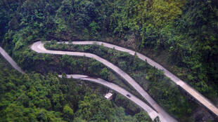 山间蜿蜒公路俯瞰美景