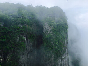 云雾缭绕的险峻高山