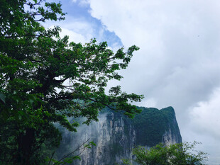 云雾缭绕的巍峨青山