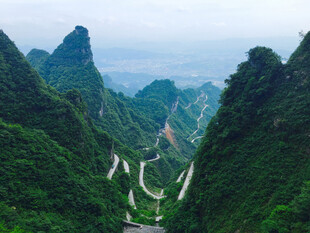 山间蜿蜒公路绿意盎然