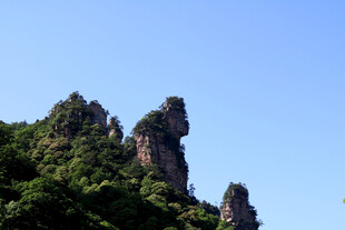奇峰耸立绿意盎然的山峦
