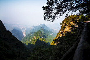 山间晨曦翠峰云雾缭绕