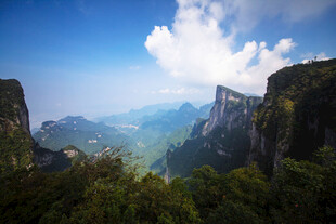 壮丽山峦间的蓝天美景