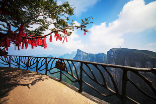 山间栈道挂祈福红绸美景