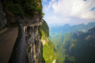 悬崖边公路美景