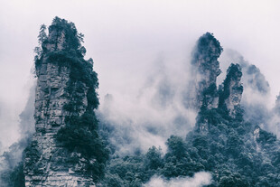云雾缭绕的壮美山峰