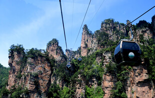 张家界索道穿梭奇峰间