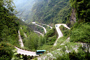 山间蜿蜒公路景色秀丽