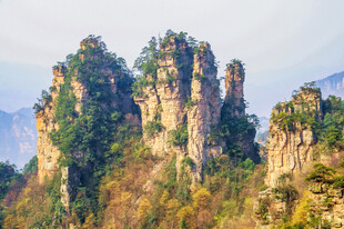 奇峰耸立的壮美山间景色