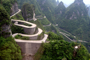 山间蜿蜒的壮丽盘山公路