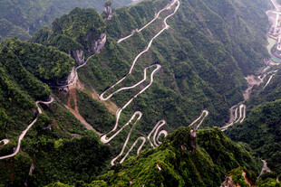 蜿蜒山间公路航拍美景