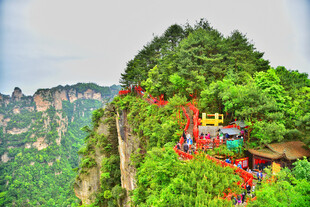 山间崖壁上的多彩建筑