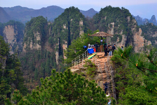 张家界奇峰美景引游人