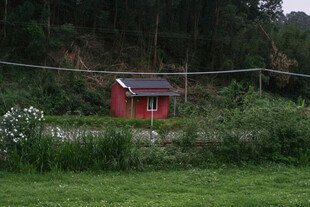 山间红小屋