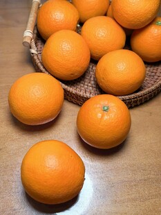 竹篮中摆放的新鲜橙子