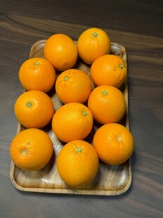 托盘上的新鲜橙子