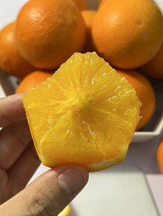 手捧剥开的新鲜黄橙子