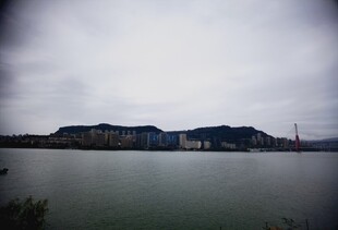 湖畔远山景色